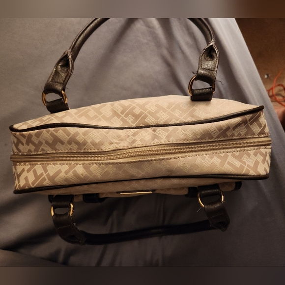 TOMMY HILFIGER Monogram Shoulder Bag - Picture 2 of 5